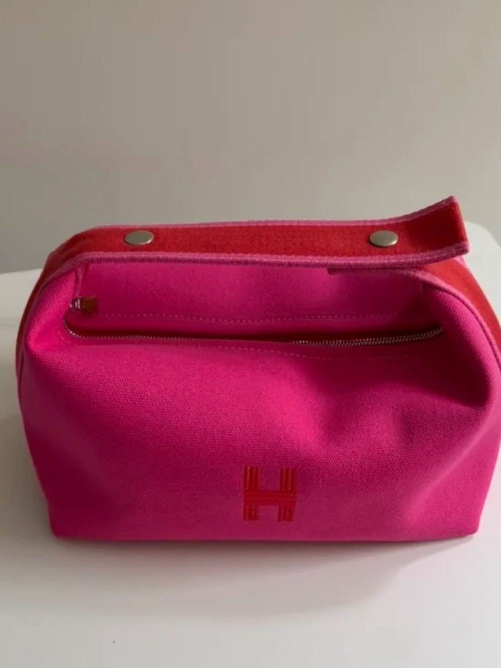 🆕 💄 H makeup bag + strap 👛 - Picture 3 of 9